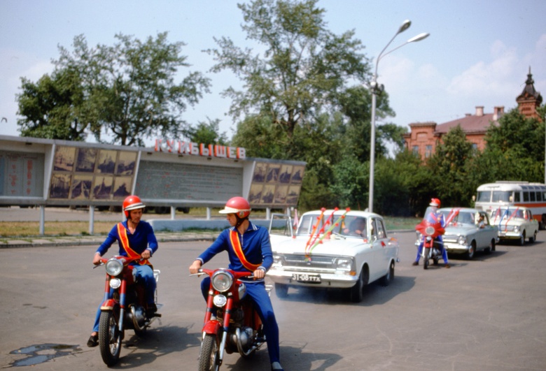 Брачный кортеж. Лимузин? – Нет, а что это?