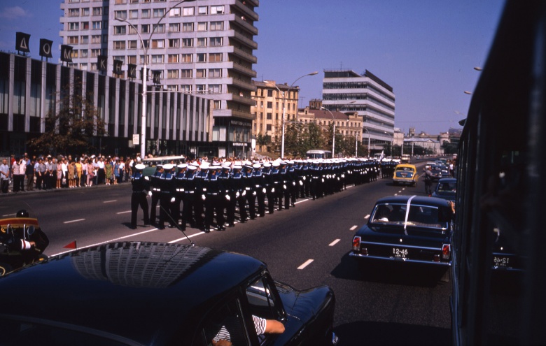 А коль улицы не загружены, отчего ж не провести локальный марш морячков прямо вдоль разделительной? Водители вроде не против.