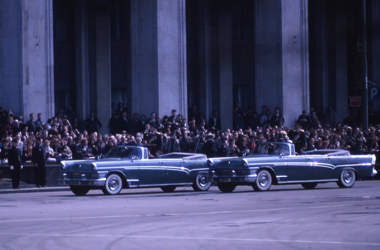 Завершают подборку из коллекции Хаммонда виды фаэтона ЗиЛ-111В на первомайском параде 1964 года в Москве. Последнем для Никиты Сергеевича Хрущева в качестве генсека, кстати.