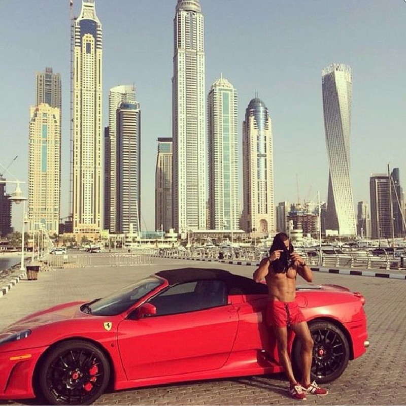 "Богатые детки Дубая" танцуют на деньгах и держат дома гепардов