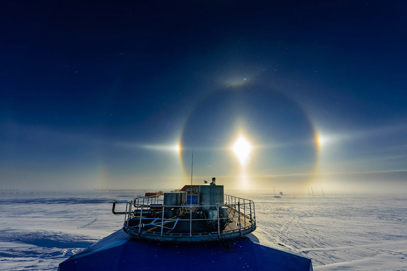 7. Гало (оптический феномен, светящееся кольцо вокруг источника света) в Антарктиде. (Фото Michal Krzysztofowicz | RMet-RPS Weather Photographer of the Year 2016):