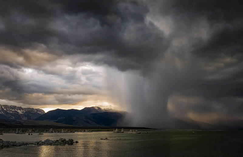 12. Гроза на озере Моно, Калифорния. (Фото Paul Andrew | RMet-RPS Weather Photographer of the Year 2016):