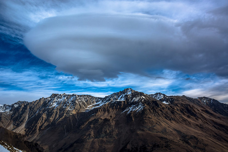 15. НЛО над горой Чегет на Кавказе. (Фото Dmitry Demin | RMet-RPS Weather Photographer of the Year 2016):