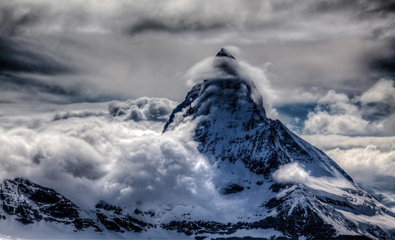 10. Маттерхорн в облаках — одна из самых фотографируемых гор в мире. (Фото Stephen Burt | RMet-RPS Weather Photographer of the Year 2016):