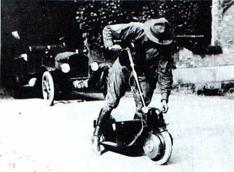 Первый скутер. Мотосамокат 1916. Электросамокат 1916 год. Мотосамокат 1917. Автопед мотороллер.