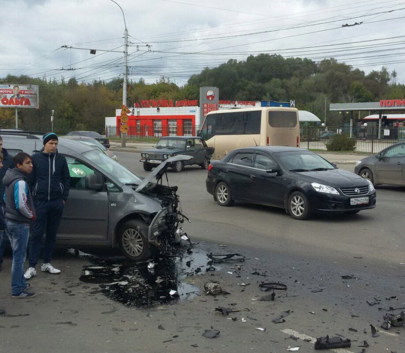 Авария дня. В Рязани по вине водителя Приоры произошло массовое ДТП