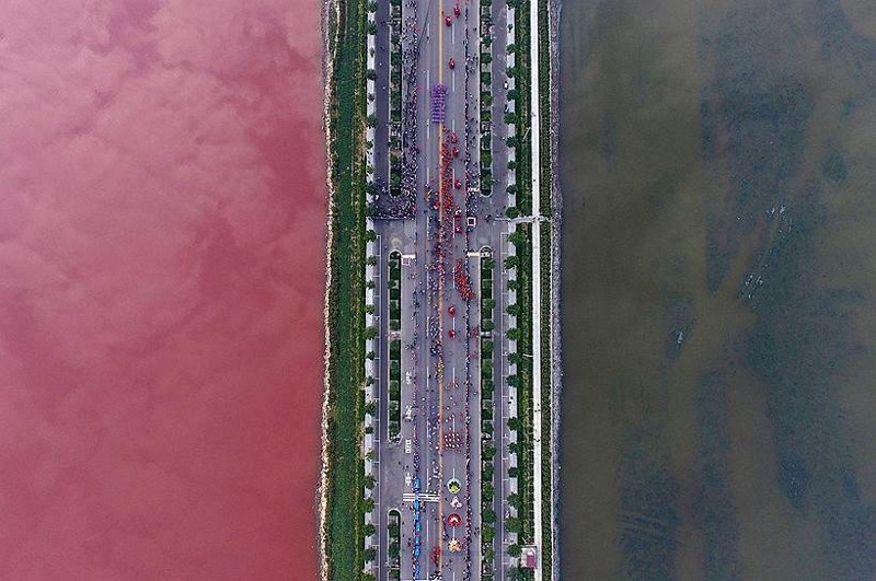Двухцветное озеро в Китае