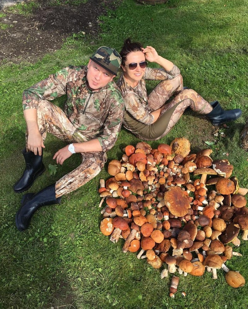 Актер Сергей Светлаков с супругой и их грибной урожай