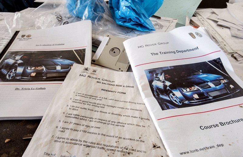 Пожелтевшие от времени документы разбросанны в пустом офисе на заброшенном заводе в Уэст-Мидлендс. Один из этих документов показывает является обучающей брошюрой, использовавшейся учебным отделом компании MG Rover.