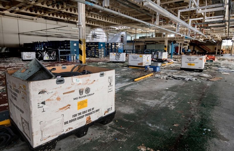 Запчасти к автомобилям в коробках в огромной комнате для хранения на заводе. Сейчас в Лонгбридже насчитывается всего около 300 работников.