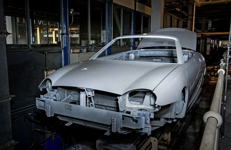 Автомобили Ровер ТФ на производственной линии. Производство на заводе Лонгбридж в Бирмингеме был массово сокращено после того, как компания MG Rover рухнула в 2005 году.