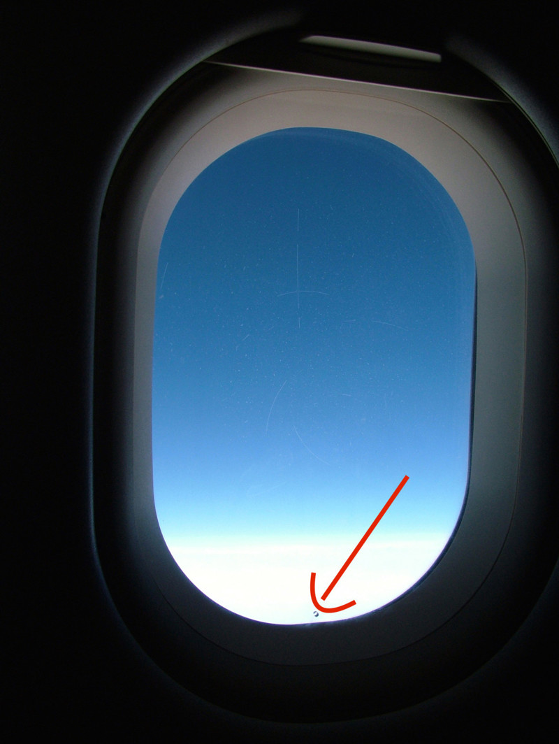 Отверстия в окнах самолета