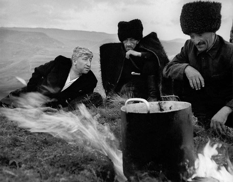 Поэт Расул Гамзатов с чабанами на высокогорном пастбище. 8 сентября 1967 года. Фото Рудольфа Дика (Фотохроника ТАСС)