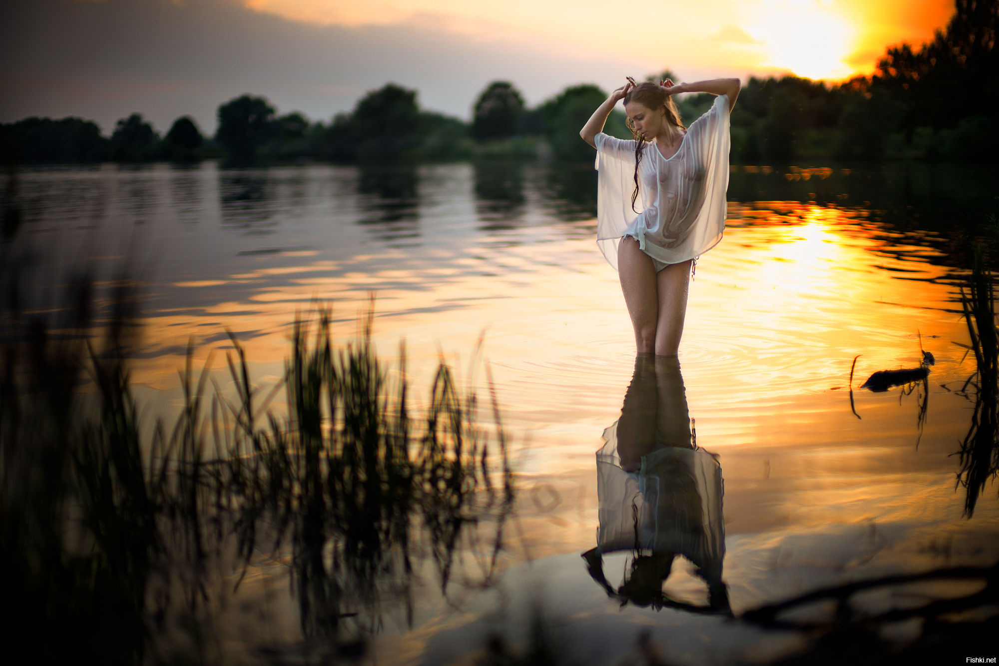 Песня я пойду на речку. Девушка у реки. Фотосессия у реки. Девушки на озере. Фотосессия на озере.