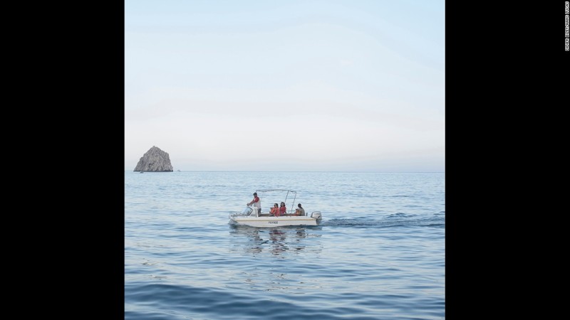 Туристы плавают на лодке неподалеку от Гурзуфа.