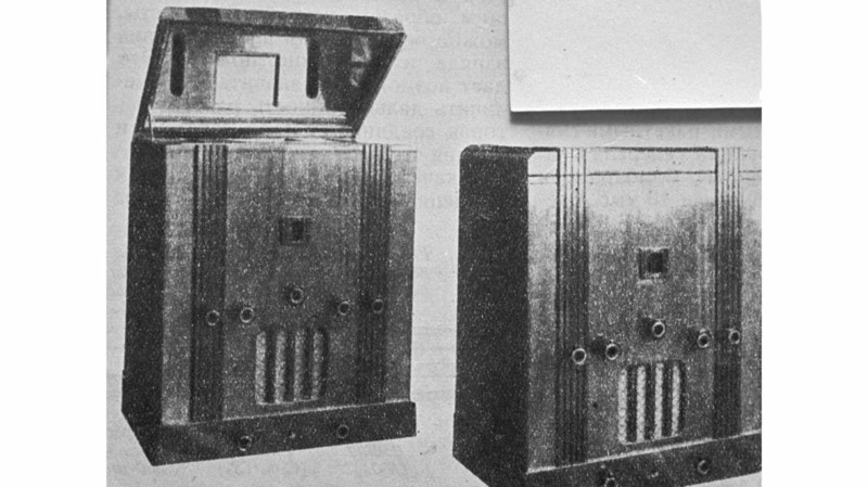 Советский телевизионный приемник "ТИ-I" индивидуального пользования выпускался в 1938 году. Его размеры 48х37х26 сантиметров. Экран с размером изображения 7х9 сантиметров расположен на внутренней стороне откидной крышки.