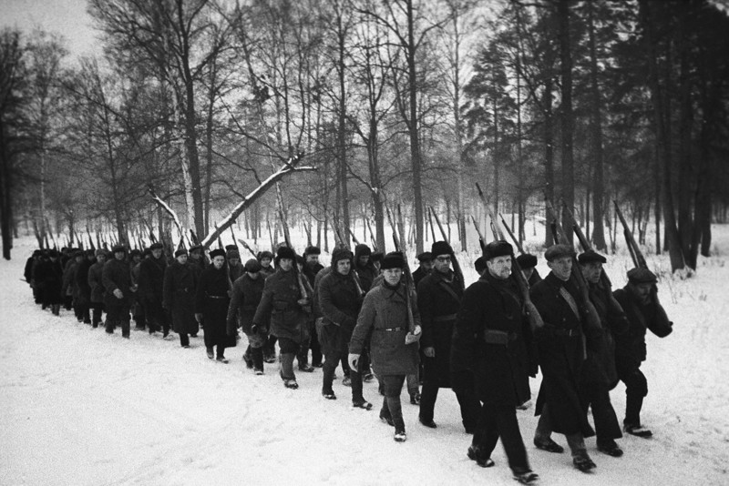 Всеобщее военное обучение (Всевобуч) ополченцев в парке "Сокольники". Москва, 1941 год.