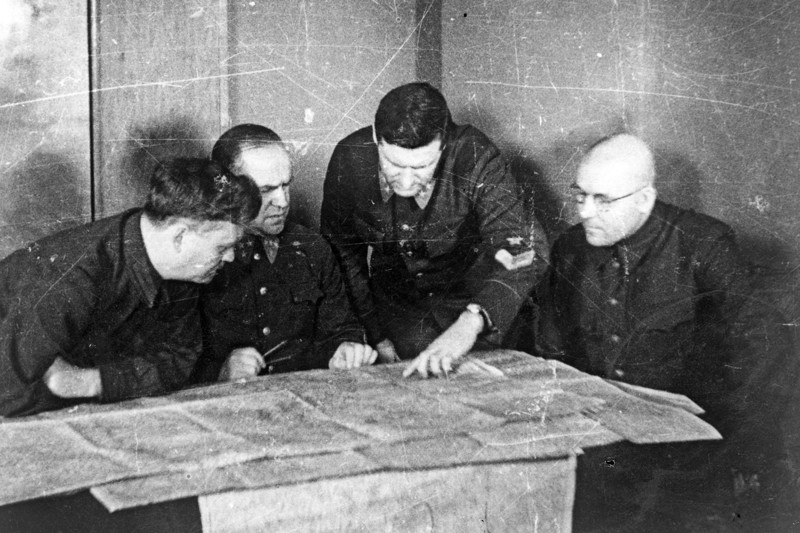 В штабе Западного фронта, оборона Москвы, 1941 год. (Слева направо) Николай Булганин, Георгий Жуков, Василий Соколовский, Иван Хохлов.