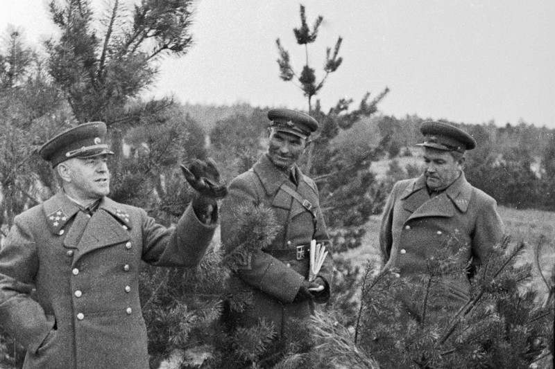 Генерал армии Георгий Жуков на передовой.