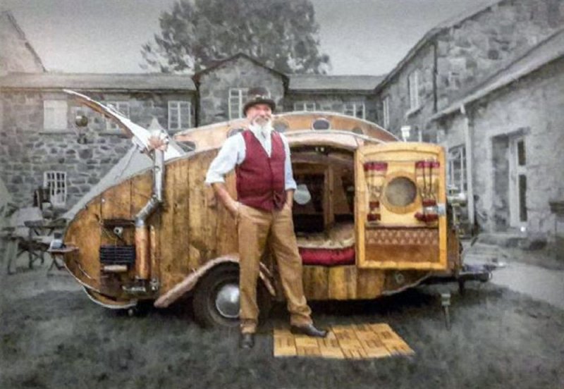 Одним из ярких представителей ( причем "ярких" и по своему внешнему виду) британского "транспортного стимпанка" является Dave Moult.