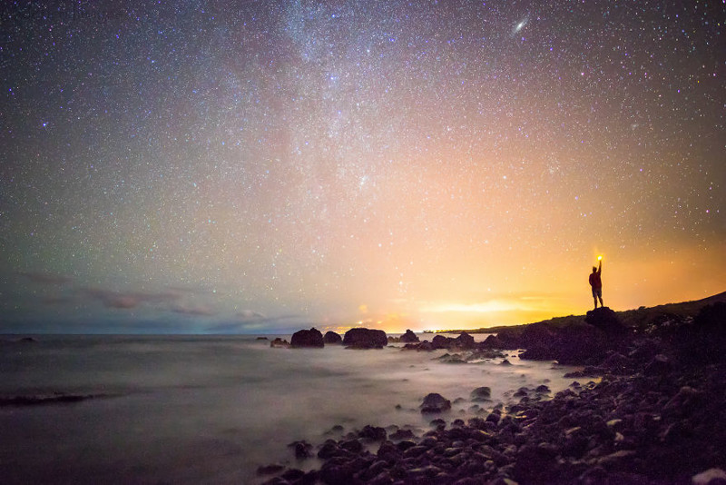 Млечный путь и галактика Андромеды над побережьем Кохала 