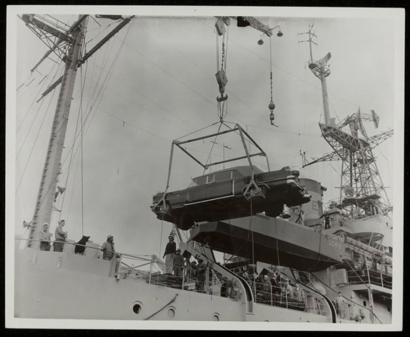 "Queen Mary II" или "Queen Elizabeth II" загружается на борт USS Taconic, март, 1957. Тогда ещё автомобили Президента США возили на кораблях. Спустя несколько лет, при Кеннеди станут использовать для перевозки самолёты.