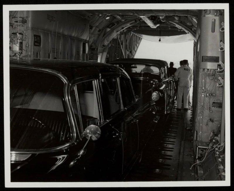 Cadillac'и на борту С-130 готовы к отправке на базе Эндрюс, 1964 г.