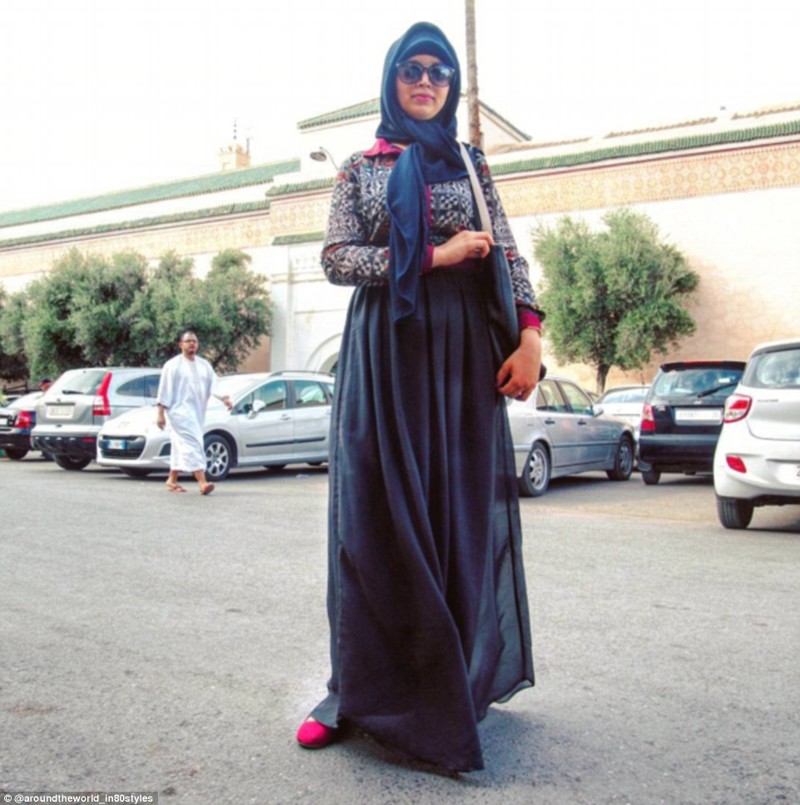 Райя, студентка из Марокко, позирует в квартале Медина, Марракеш