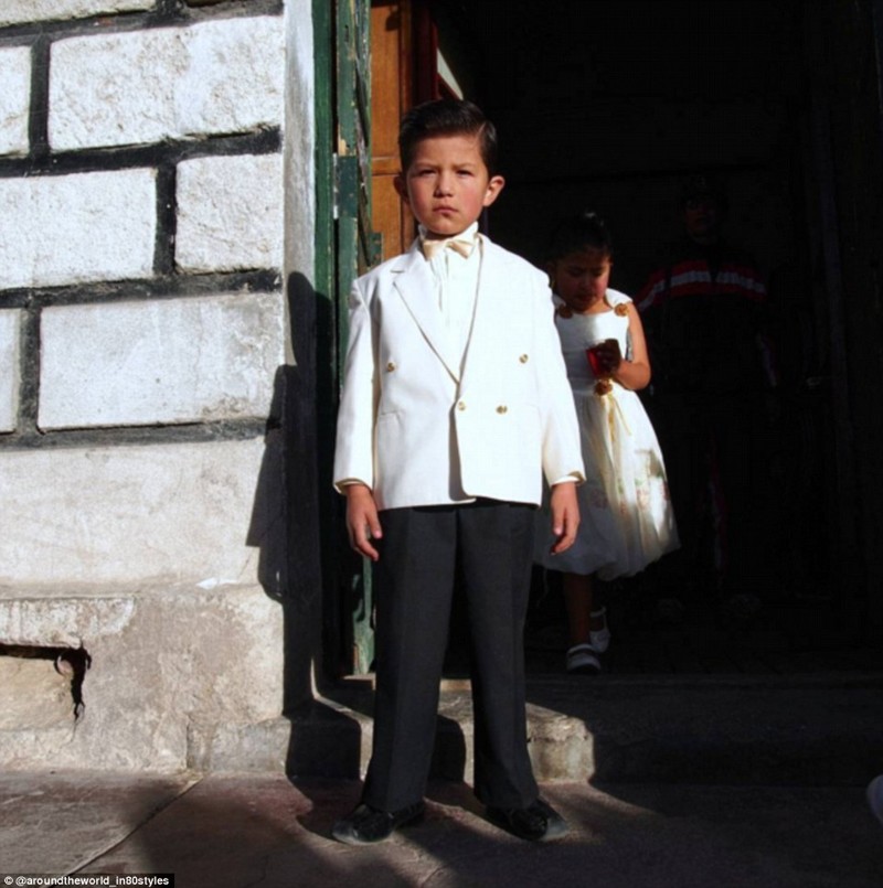 Эво перед школьным балом в Боливии