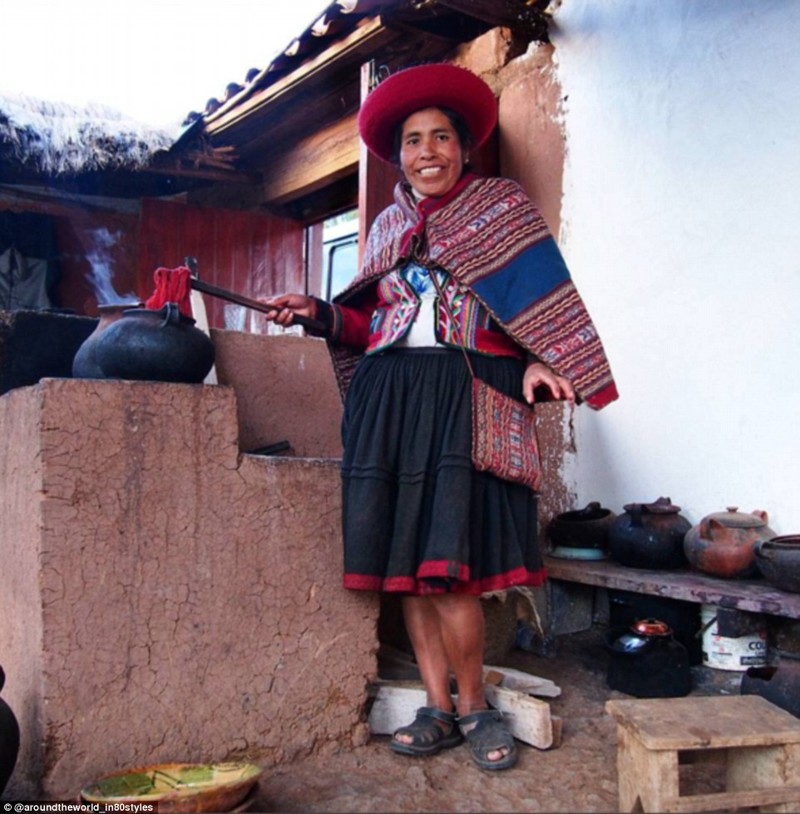 Лус Мила в вязаной одежде в народном перуанском стиле