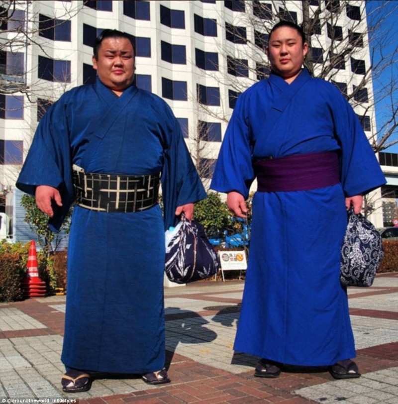 Два борца сумо в традиционной одежде в Токио, Япония