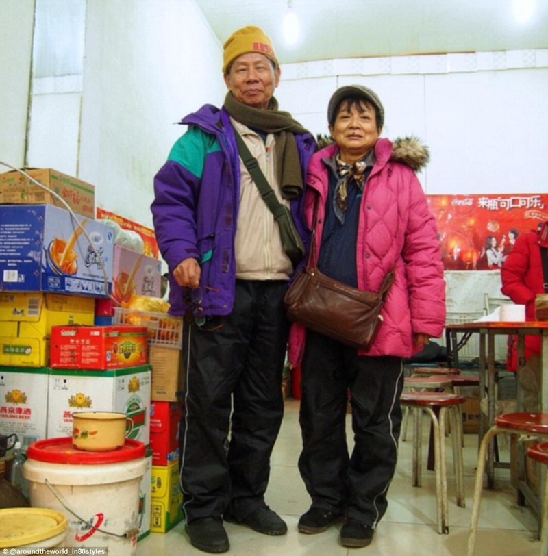 Тайваньские пенсионеры перед посещением пагоды в Китае