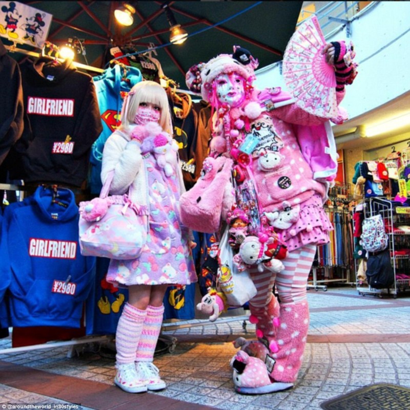 Две японки, одетые в стиле Фейри-Кей, сосредоточенном на игрушках и пастельных тонах