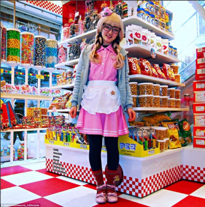 Продавщица по имени Сайя в Токио, Япония