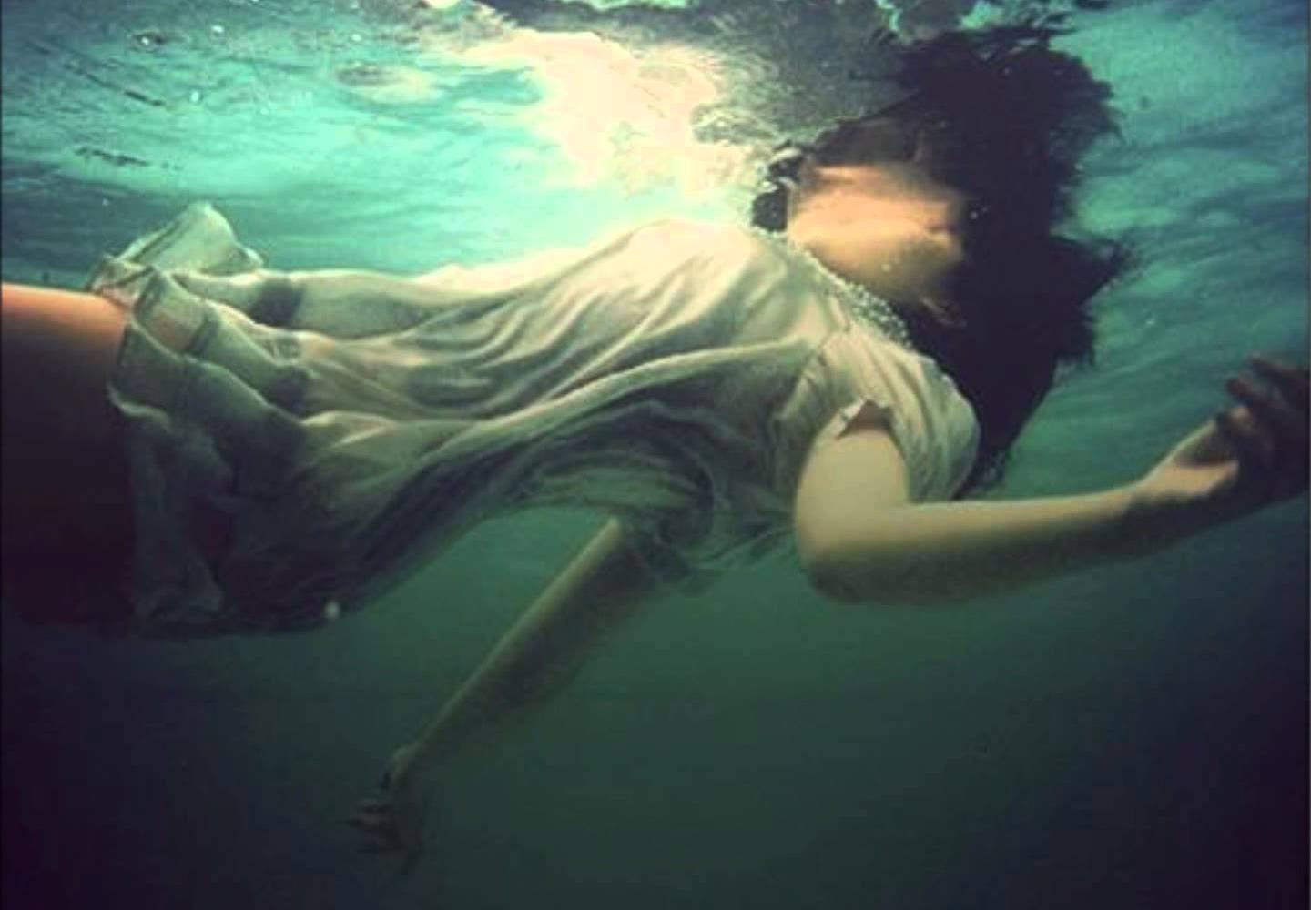 Лежать на дне бассейна. Тонущий человек. Девушка под водой тонет. Девушка тонет в воде. Человек тонет в море.