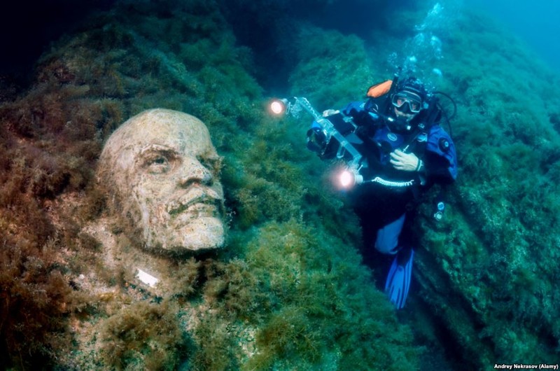 Некрасов, профессиональный подводный фотограф вспоминает, что впервые наткнулся на скульптуры в 2000 или 2001 году