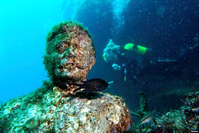 Андрей Некрасов, один из первых, кто фотографировал подводные монументы, рассказал, что "музей" для многих памятников стал убежищем от вандалов. 