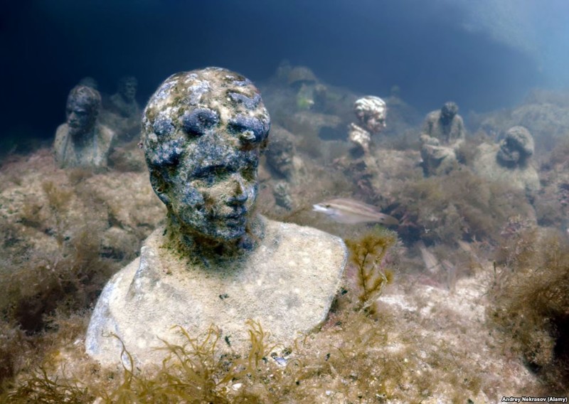 Монументы находятся на глубине 12-15 метров примерно в 100 метрах от мыса Тарханкут