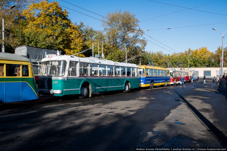 В 10:45 колонна троллейбусов выехала из ФАТПа в сторону Фрунзенской набережной