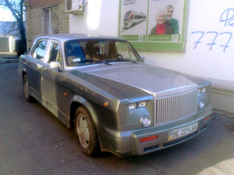 А это уже Украина и николаевский олигарх, который гордо ездит по городу на Rolls Royce Phantom GAZ-31 Edition.