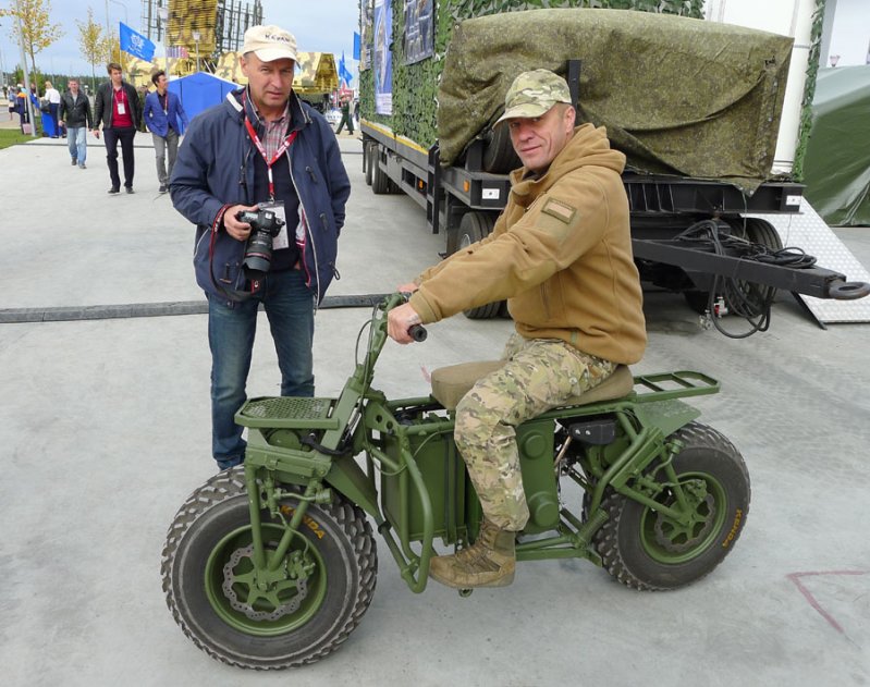 Довольно любопытная вещь - полноприводный электромотоцикл-вездеход с бензогенератором из Белоруссии.