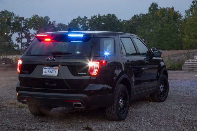  Полицейский Ford получил получил спрятанные "мигалки"