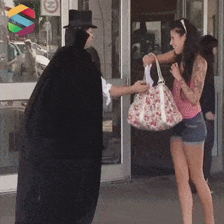 Веселый фокусник разыгрывает прохожих