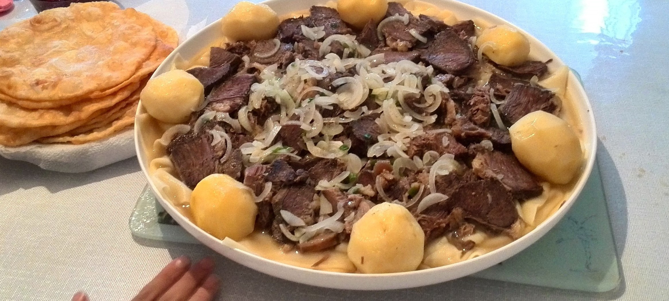 Казахское блюдо тесто мясо лук