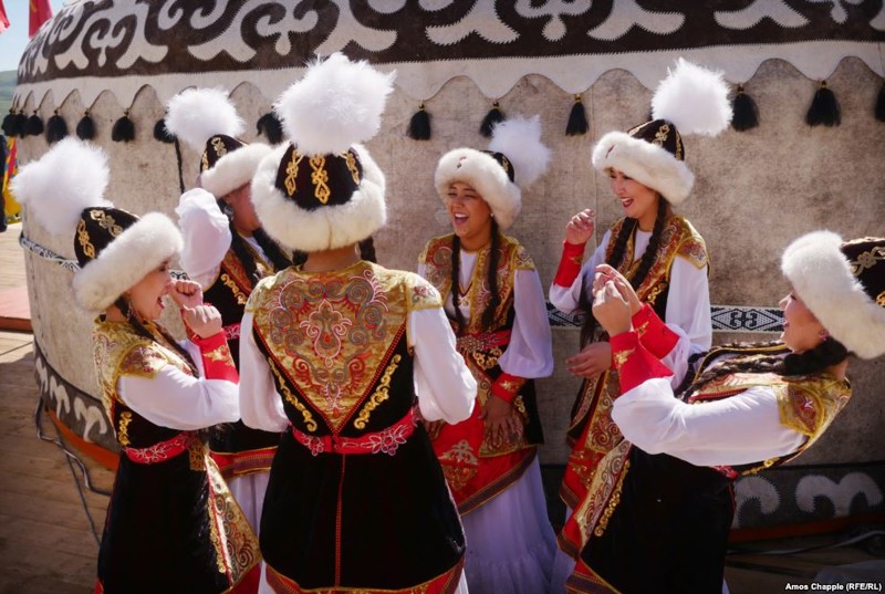 Сами киргизы произвели на фотографа приятное впечатление: дружелюбные, веселые люди, которые гордятся своей страной.