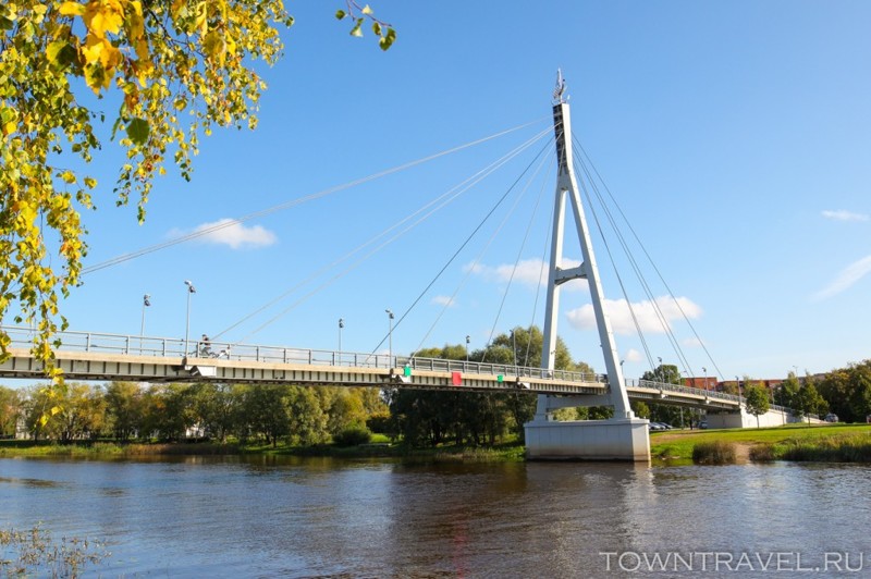 Тарту разделен на две части рекой Эмайыги, через которую прокинуто несколько пешеходных и автомобильных мостов.