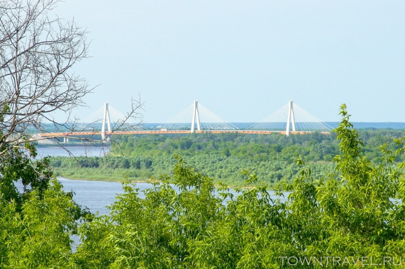 Мосты  Муром, стоящий на берегу реки Оки, связывает с противоположным берегом автомобильный мост, который является гордостью муромлян и признан самым красивым мостом России в результате интернет-голосования.