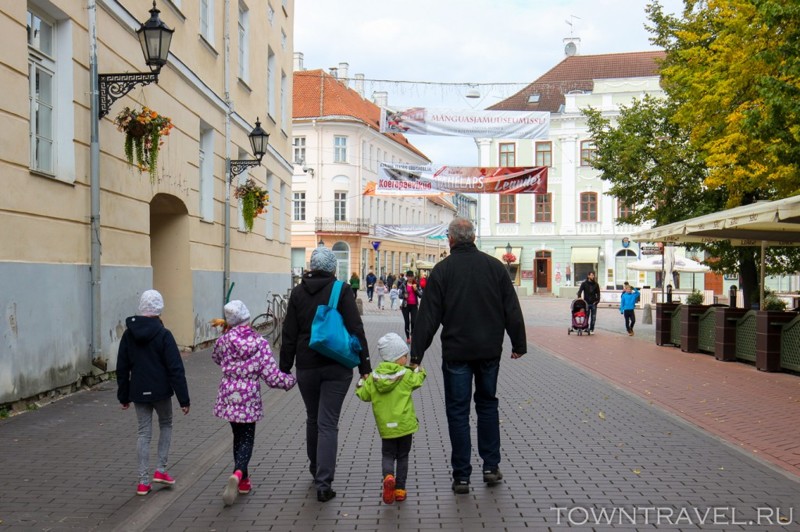 Тарту: Не растет / Немного сокращается. Причина: миграция населения в соседние волости (за город). Люди по-прежнему пользуются услугами города Тарту, но живут за городом и платят налоги волостям.