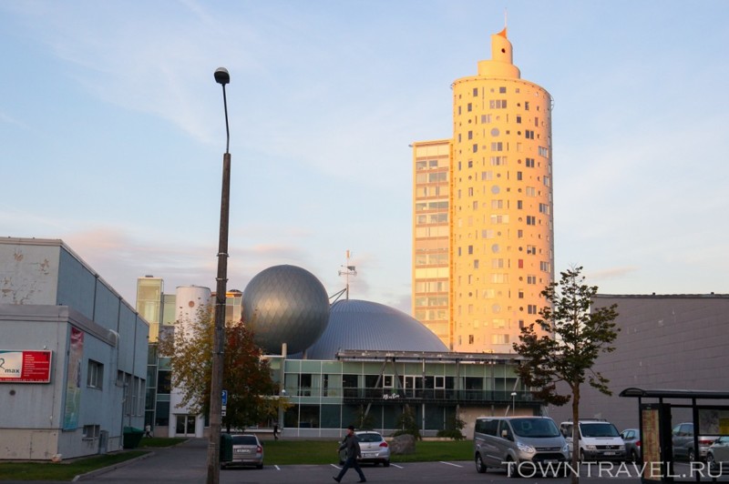 Тарту: Самая запоминающаяся эстонская новостройка: чудная жилая 23-этажка «Тигуторн» (2006-2008) высотой 90м (в переводе — «Башня-Улитка») находится именно в Тарту.