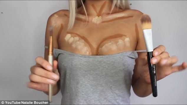 Бьюти-блогер показала, как увеличить грудь с помощью макияжа